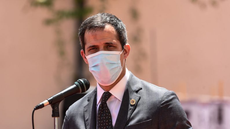 El presidente interino Juan Guaidó mientras pronuncia un discurso durante un evento para honrar y reconocer a los profesionales de la salud que han puesto sus vidas en juego en la lucha contra COVID-19 en la Federación Médica Venezolana en Caracas el 10 de septiembre de 2020 en Caracas, Venezuela. (Carolina Cabral/Getty Images)