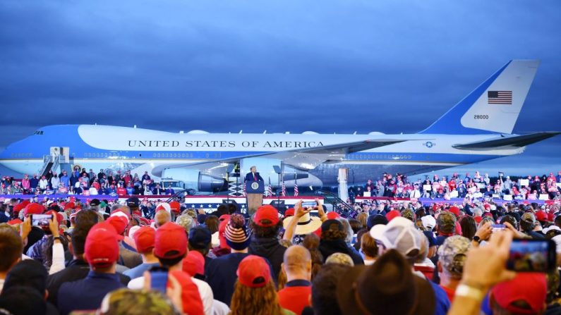 El presidente de los Estados Unidos, Donald Trump, se dirige a los partidarios durante un mitin de campaña en el Aeropuerto Internacional MBS en Freeland, Michigan, el 10 de septiembre de 2020 (MANDEL NGAN / AFP a través de Getty Images).