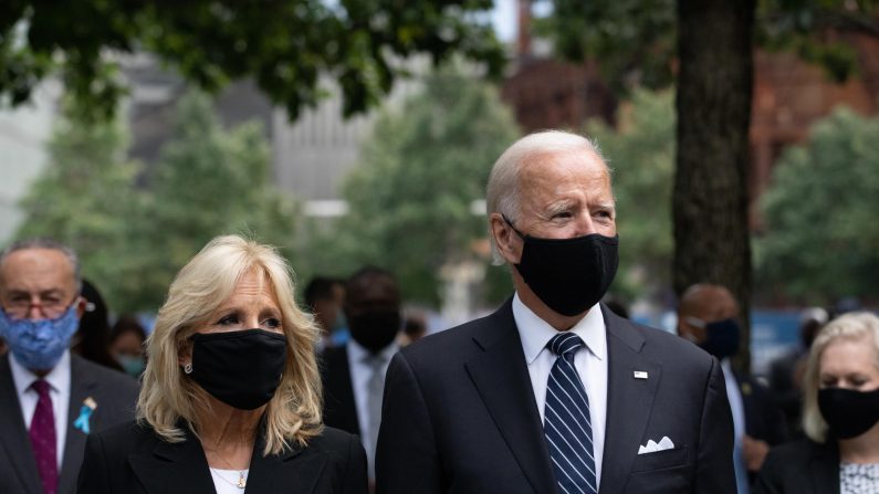 El candidato presidencial demócrata Joe Biden y su esposa, la Dra. Jill Biden, asisten a un servicio conmemorativo del 11 de septiembre National September 11 Memorial and Museum en la ciudad de Nueva York el 11 de septiembre de 2020. (Amr Alfiky-Pool/Getty Images)
