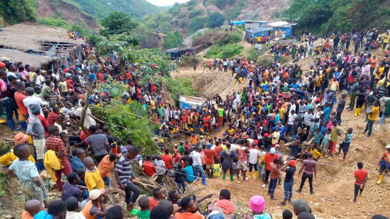 Cientos de personas se reúnen en Kamituga, Kivu del Sur, el 12 de septiembre de 2020, en la entrada de una de las minas donde se teme que decenas de mineros artesanales congoleños mueran después de que una fuerte lluvia haya llenado los túneles de la mina. (Foto de STRINGER/AFP vía Getty Images)