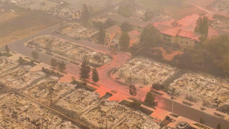 Vista aérea desde un dron donde se ven algunas de las casas destruidas por un incendio forestal el 12 de septiembre de 2020 en Talent, Oregon. Cientos de casas en Talent y pueblos cercanos se han perdido debido a los incendios forestales. (David Ryder/Getty Images)