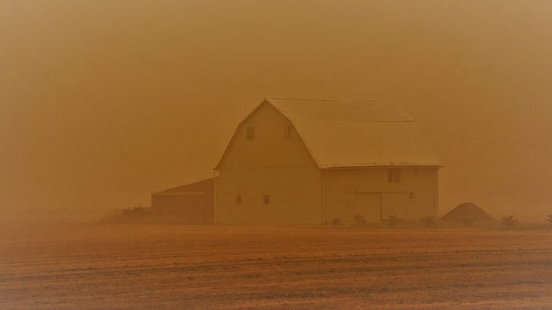 Un granero envuelto en humo en Molalla, Oregon, que fue evacuado debido al incendio de Riverside, el 13 de septiembre de 2020. - Imagen ilustrativa. (ROBYN BECK/AFP vía Getty Images)