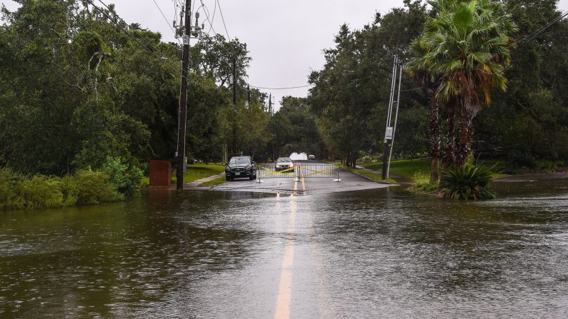 Inundaciones en la carretera cerca del puerto deportivo horas antes de que el huracán Sally toque tierra en la costa del golfo de EE. UU. en Pascagoula, Mississippi, el 15 de septiembre de 2020. (Chandan Khanna/AFP a través de Getty Images)