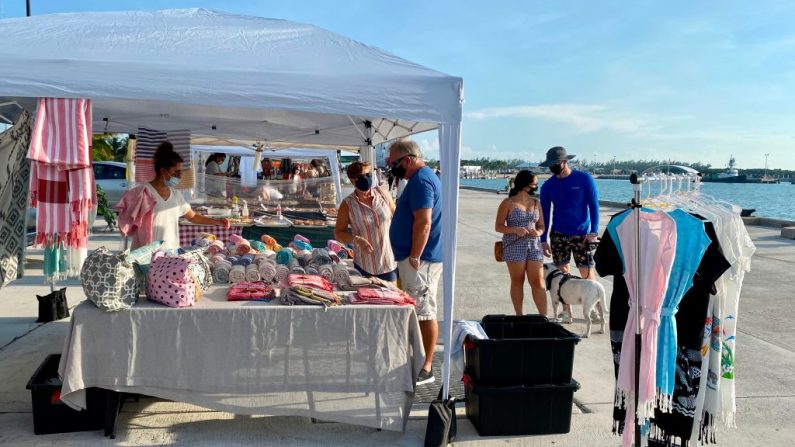 Los clientes y vendedores llevan máscarillas en el mercado de Agricultores de Key West, Florida, el 17 de septiembre de 2020 en medio de la pandemia de COVID-19. (Foto de DANIEL SLIM/AFP vía Getty Images)