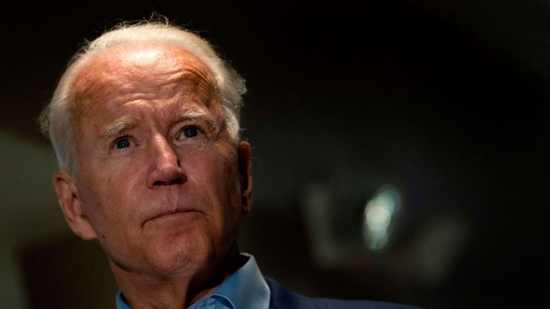 El candidato presidencial demócrata de Estados Unidos, Joe Biden, al aterrizar en New Castle, Delaware, el 18 de septiembre de 2020. (JIM WATSON/AFP vía Getty Images)