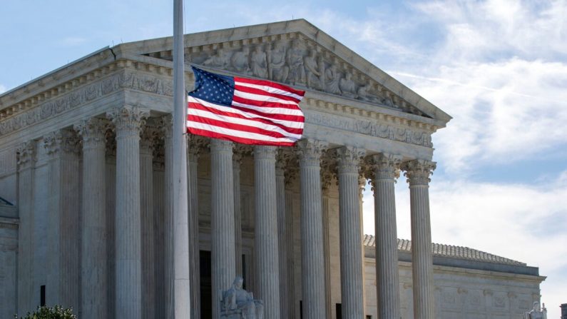 La bandera de EE.UU. ondea a media asta, fuera de la Corte Suprema de EE. UU., en memoria de la jueza Ruth Bader Ginsburg, en Washington, el 19 de septiembre de 2020. (Jose Luis Magana/AFP a través de Getty Images).
