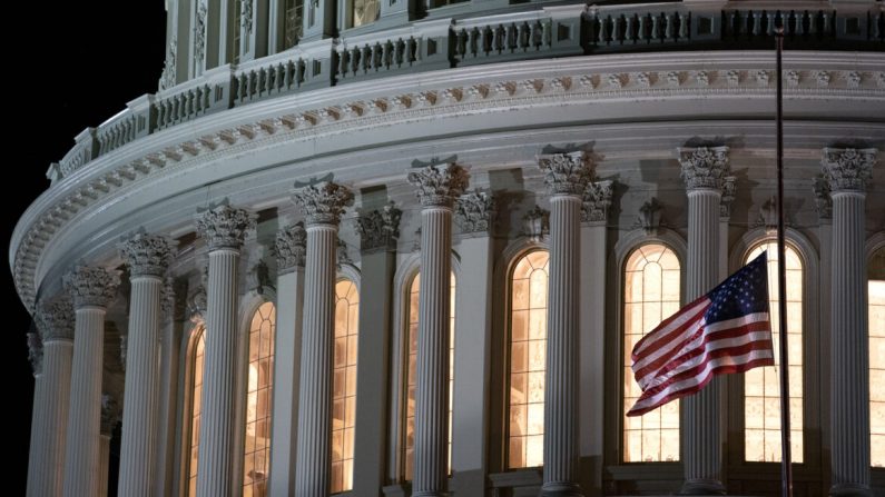La bandera estadounidense ondea a media asta en el Capitolio de los Estados Unidos el 21 de septiembre de 2020. (Stefani Reynolds/Getty Images)