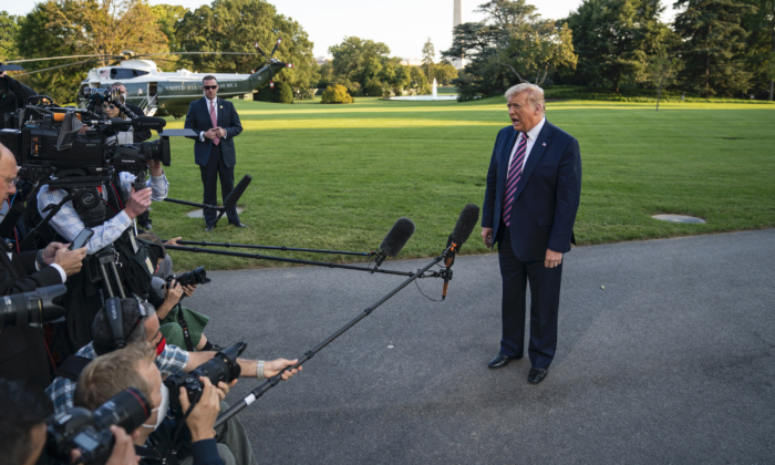 El presidente Donald Trump se detiene y responde a las preguntas de los reporteros antes de subir al Marine One en el Jardín Sur de la Casa Blanca, el 22 de septiembre de 2020. (Drew Angerer/Getty Images)