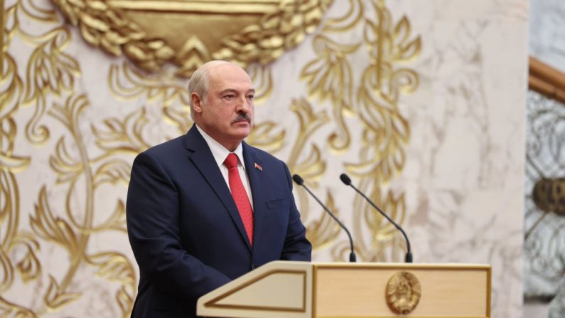 El líder de Bielorrusia, Alexandr Lukashenko, asiste a su ceremonia de inauguración en Minsk (Bielorrusia) el 23 de septiembre de 2020. (Foto de MAXIM GUCHEK / BELTA / AFP vía Getty Images)