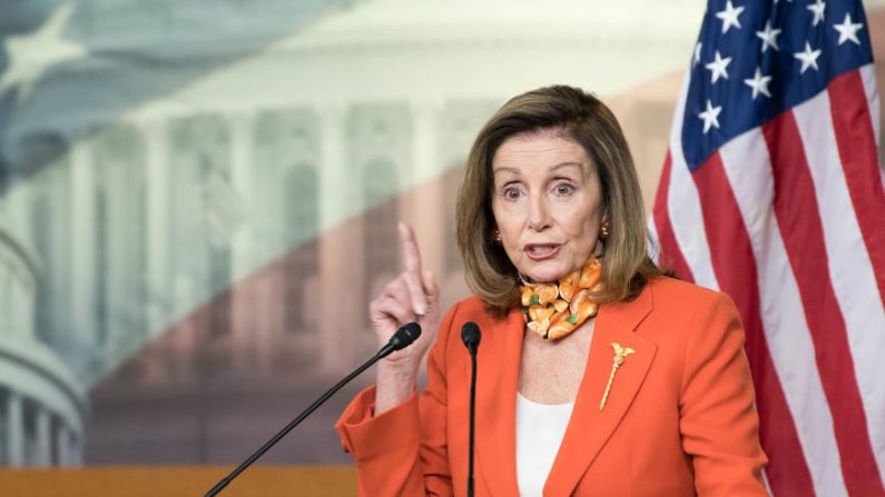 La presidenta de la Cámara de Representantes, Nancy Pelosi (D-CA), celebra una conferencia de prensa semanal en el Capitolio el 24 de septiembre de 2020 en Washington, DC. (Liz Lynch/Getty Images)