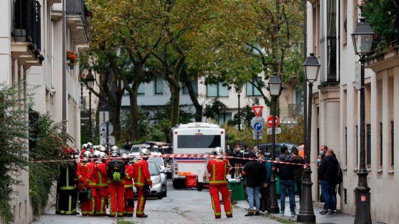 Bomberos franceses se reúnen en el lugar de un ataque en el que varias personas resultaron heridas cerca de las antiguas oficinas de la revista satírica francesa Charlie Hebdo por un hombre que empuñaba un cuchillo en la capital, París, el 25 de septiembre de 2020. (Foto de GEOFFROY VAN DER HASSELT / AFP vía Getty Images)