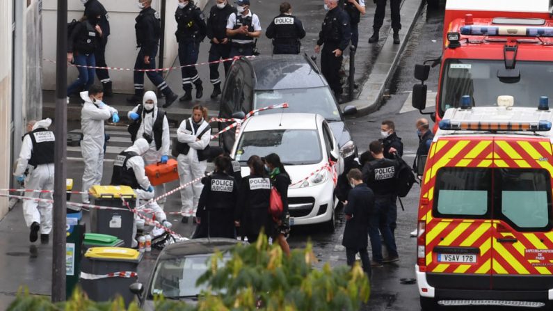 La policía y los oficiales forenses franceses inspeccionan el lugar del ataque después de que varias personas resultaran heridas cerca de las antiguas oficinas de la revista satírica francesa Charlie Hebdo por un hombre que empuñaba un cuchillo en la capital, París (Francia), el 25 de septiembre de 2020. (Foto de ALAIN JOCARD/AFP vía Getty Images)