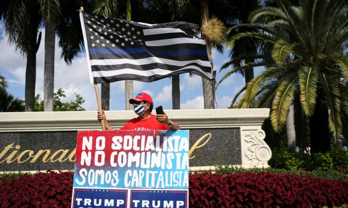 Partidarios del presidente de Estados Unidos, Donald Trump, se manifiestan frente al evento "Latinos for Trump Roundtable" en el resort de golf Trump National Doral Miami en Doral, Florida, el 25 de septiembre de 2020 (Marco Bello/AFP a través de Getty Images)
