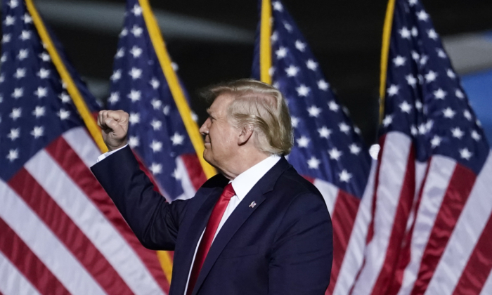 El presidente Donald Trump cierra su puño al concluir su discurso durante un mitin de campaña en el Aeropuerto Internacional de Newport News/Williamsburg en Newport News, Virginia, el 25 de septiembre de 2020. (Drew Angerer/Getty Images)