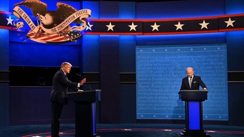 El presidente de los Estados Unidos, Donald Trump (izq.), y el candidato presidencial demócrata y exvicepresidente de los Estados Unidos, Joe Biden, durante el primer debate presidencial en la Case Western Reserve University y Cleveland Clinic en Cleveland, Ohio, el 29 de septiembre de 2020 (Jim WATSON/AFP a través de Getty Images)