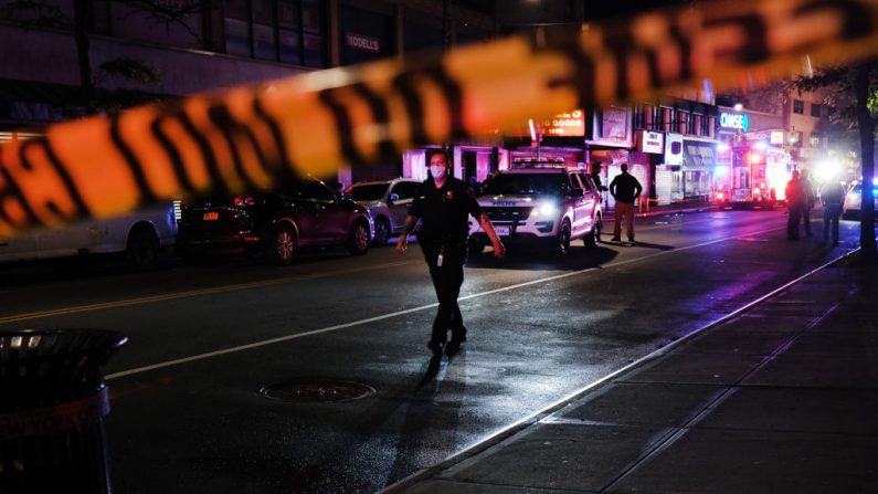 La policía se reúne en el lugar de un enfrentamiento en Brooklyn el 03 de junio de 2020 en la ciudad de Nueva York (EE.UU.). (Foto de Spencer Platt/Getty Images)