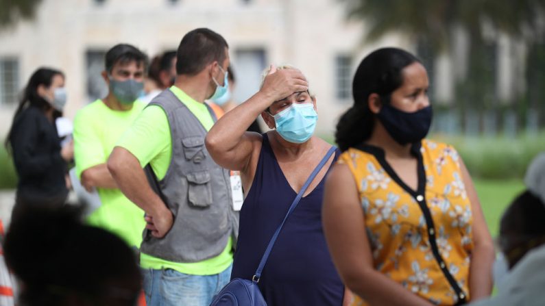 La gente hace cola para ser probada para COVID-19 en un camión de pruebas de Aardvark Mobile Health el 17 de julio de 2020 en Miami Beach, Florida (EE.UU.). (Foto de Joe Raedle/Getty Images)