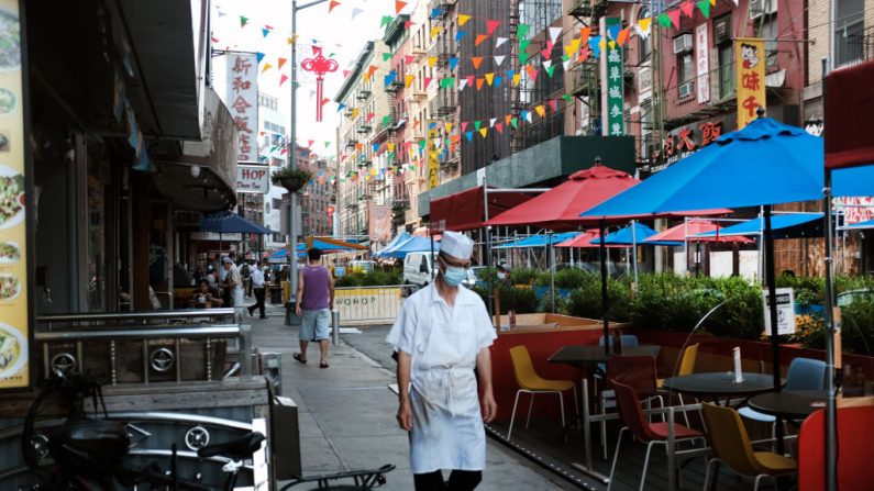 Un trabajador pasa por delante de un comedor al aire libre en el barrio chino de la ciudad de Nueva York el 10 de agosto de 2020 en la ciudad de Nueva York (EE.UU.). (Foto de Spencer Platt/Getty Images)