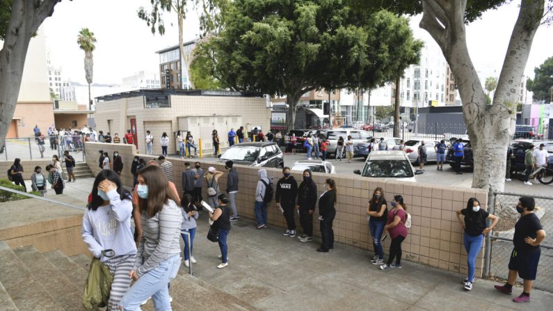 Los estudiantes esperan en la fila para recoger los recursos escolares en Hollywood High School en Hollywood, California, el 13 de agosto de 2020. (Rodin Eckenroth/Getty Images)
