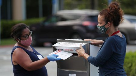 Demócratas y republicanos libran una guerra legal por el voto por correo