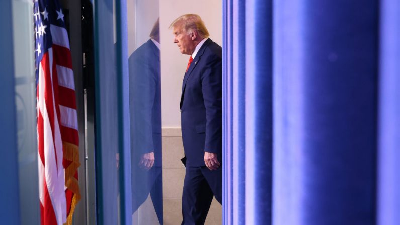 El presidente de Estados Unidos, Donald Trump, entra en la sala de reuniones de la Casa Blanca el 31 de agosto de 2020, en Washington, DC. (Win McNamee/Getty)