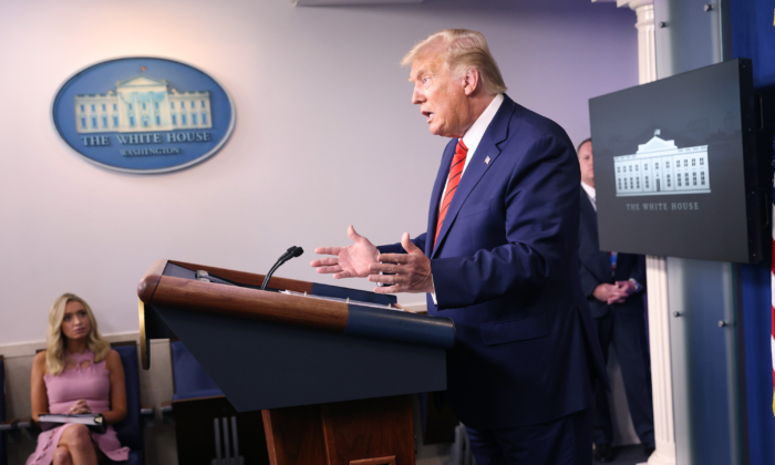 El presidente Donald Trump habla con los medios de comunicación durante una conferencia de prensa en la sala de prensa de la Casa Blanca en Washington el 31 de agosto de 2020 (Win McNamee/Getty Images)