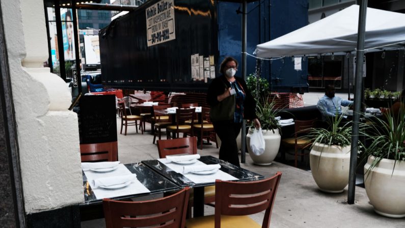Una mesa está vacía en un restaurante de Manhattan el 31 de agosto de 2020 en la ciudad de Nueva York (EE.UU.). (Foto de Spencer Platt/Getty Images)