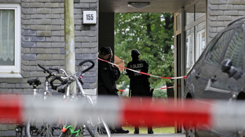 La policía se encuentra fuera de un edificio de apartamentos donde cinco niños fueron encontrados muertos el 03 de septiembre de 2020 en Solingen, Alemania. (Foto de Andreas Rentz/Getty Images)