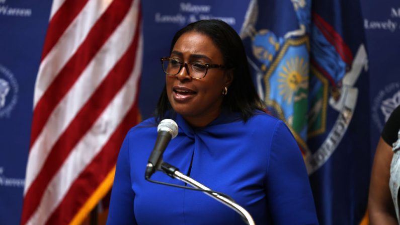 Lovely A. Warren, alcalde de Rochester, habla durante una conferencia de prensa sobre la muerte de Daniel Prude el 03 de septiembre de 2020 en Rochester, Nueva York. (Michael M. Santiago/Getty Images)