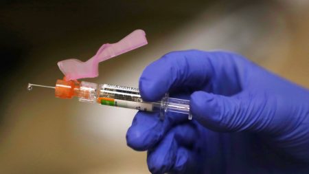 Uno de cada cinco votantes elegiría no vacunarse de COVID-19, revela encuesta