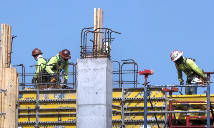 Se ve a trabajadores de la construcción en un sitio de trabajo en Miami, Florida, el 4 de septiembre de 2020 (Joe Raedle/Getty Images)