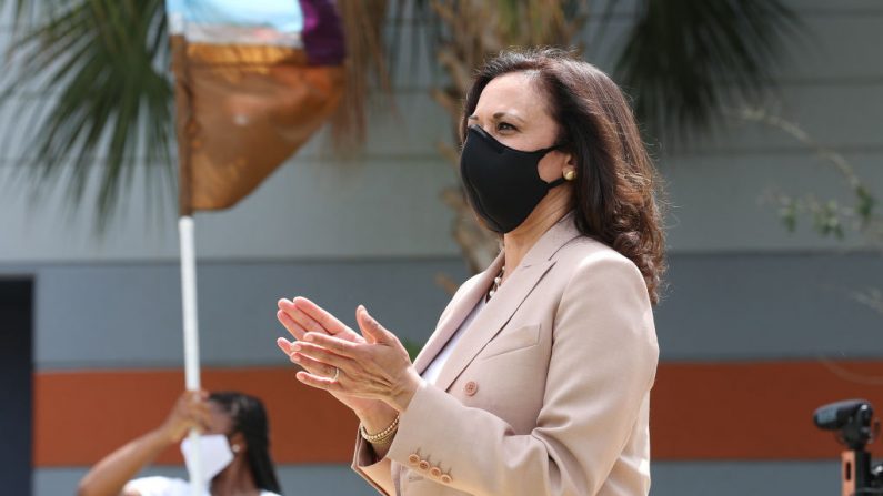 La senadora demócrata nominada a la vicepresidencia, Kamala Harris (D-CA), hace una parada de la campaña el 10 de septiembre de 2020 en Miami Gardens, Florida. (Joe Raedle/Getty Images)
