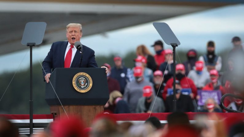 El presidente Donald Trump habla con sus seguidores durante un mitin el 10 de septiembre de 2020, en Freeland, Michigan. (Scott Olson/Getty Images)