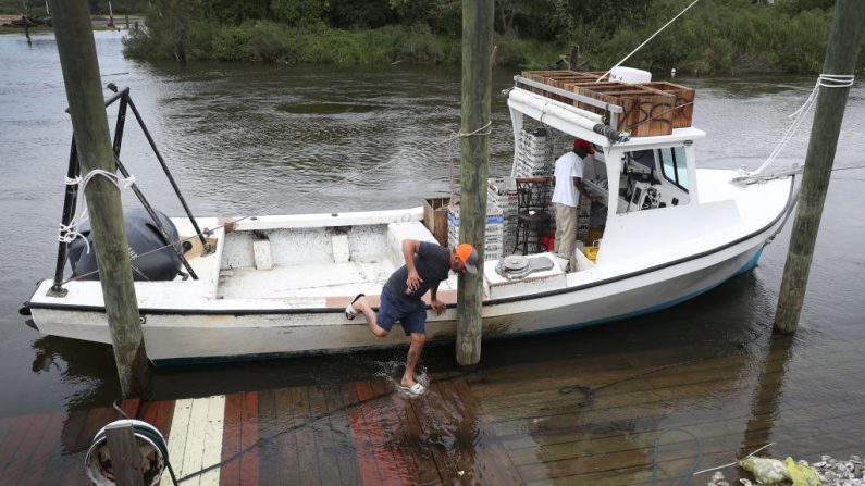 Hombres preparan su barco para la posible llegada del huracán Sally el 14 de septiembre de 2020 en Shell Beach, Louisiana (EE.UU.). (Foto de Joe Raedle/Getty Images)