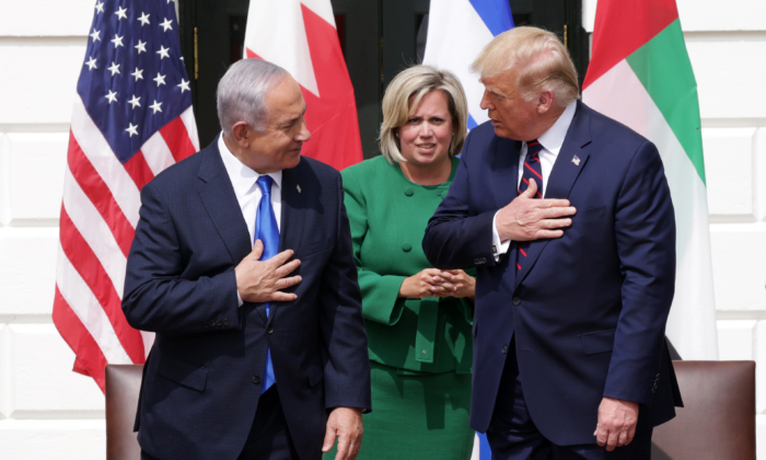 El primer ministro de Israel Benjamin Netanyahu y el presidente Donald Trump participan en la ceremonia de firma de los Acuerdos de Abraham en el Jardín Sur de la Casa Blanca, el 5 de septiembre de 2020. (Alex Wong/Getty Images)