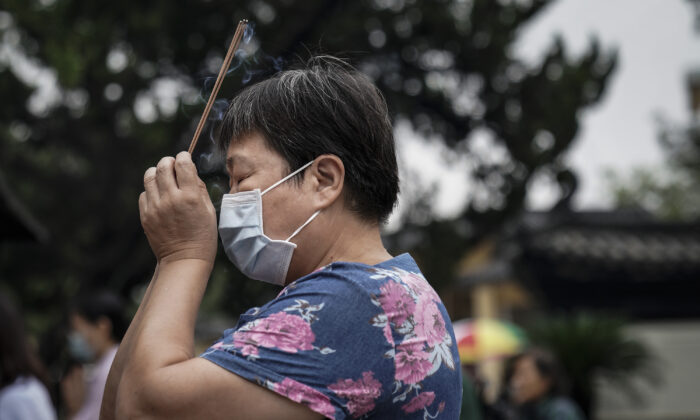 Una mujer ora frente al templo de Guiyuan en Wuhan, provincia de Hubei en China central, el 16 de septiembre de 2020. (Getty Images)