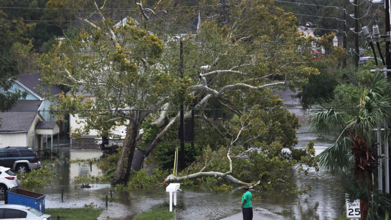 Una persona observa un vecindario inundado mientras el huracán Sally pasa por el área el 16 de septiembre de 2020 en Pensacola, Florida (EE.UU.). (Joe Raedle/Getty Images)