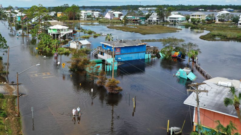 Una vista aérea de un dron muestra a la gente caminando por una calle inundada después de que el huracán Sally pasara por la zona el 17 de septiembre de 2020 en Gulf Shores, Florida. (Joe Raedle/Getty Images)