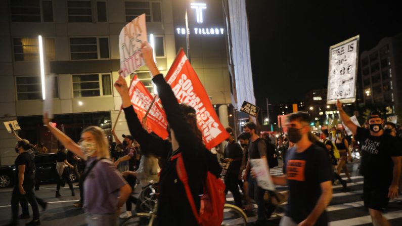 Protesta nocturna contra la decisión del gran jurado de Kentucky en el caso de Breonna Taylor, en el distrito de Brooklyn de la ciudad de Nueva York, el 23 de septiembre de 2020. (Spencer Platt/Getty Images)