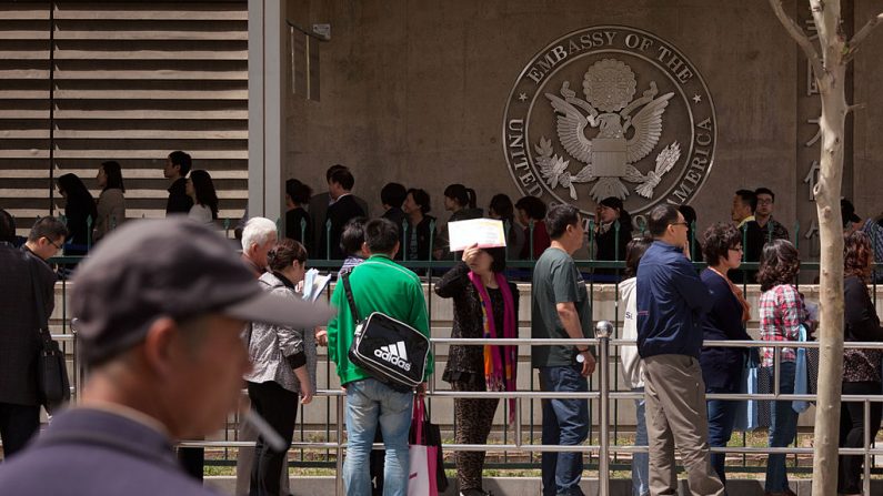 La gente hace fila frente a la sección de visas de la embajada de EE.UU. en Beijing, China, el 27 de abril de 2012. (Ed Jones/AFP/GettyImages)
