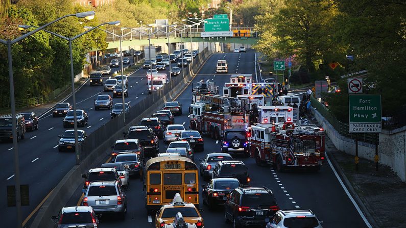 Foto de archivo de escena de un accidente de varios coches el 6 de mayo de 2013 en el barrio de Brooklyn de la ciudad de Nueva York. (Foto de Spencer Platt/Getty Images)