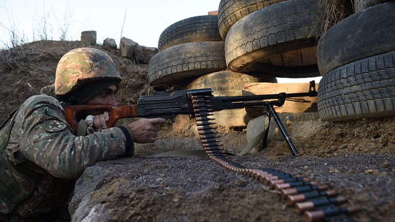 En una fotografía tomada el 16 de febrero de 2015 se ve a un militar armenio vigilando una zona cercana a la aldea de Movses, cerca de la frontera con Azerbaiyán. (KAREN MINASYAN/AFP a través de Getty Images)