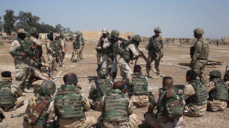 Entrenadores del Ejército de Estados Unidos instruyen a los reclutas del ejército iraquí en una base militar el 12 de abril de 2015 en Taji, Irak. (John Moore/Getty Images)