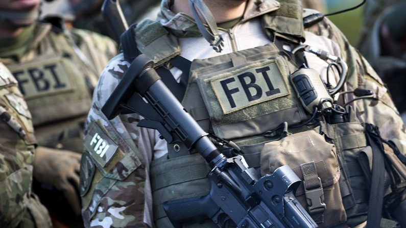 Miembros de un equipo SWAT de la Oficina Federal de Investigación son vistos durante un ejercicio de entrenamiento de campo del FBI en el Landmark Mall el 2 de mayo de 2014 en Alexandria, Virginia (EE.UU.). (BRENDAN SMIALOWSKI/AFP a través de Getty Images)