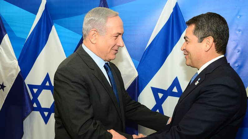 En esta foto proporcionada por la Oficina de Prensa del Gobierno de Israel, el primer ministro israelí Benjamín Netanyahu se reúne con Juan Orlando Hernández, presidente de la República de Honduras el 29 de octubre de 2015 en Jerusalén, Israel. (Foto de Kobi Gideon /GPO vía Getty Images)