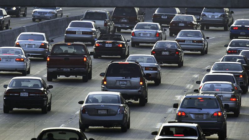 Imagen ilustrativa del tráfico que llena la autopista 101 cerca de Hollywood, el 14 de junio de 2004 en Los Ángeles, California. (David McNew/Getty Images)