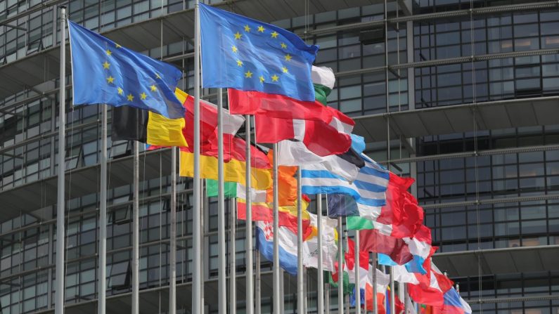 Banderas de la Unión Europea ondean frente al Parlamento Europeo en Estrasburgo, Francia, el 11 de mayo de 2016. (Christopher Furlong/Getty Images)