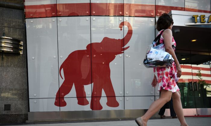 Una mujer pasa junto al logotipo de elefante del Partido Republicano el primer día de la Convención Nacional Republicana en Cleveland, Ohio, el 18 de julio de 2016. (Dominick Reuter/AFP a través de Getty Images).