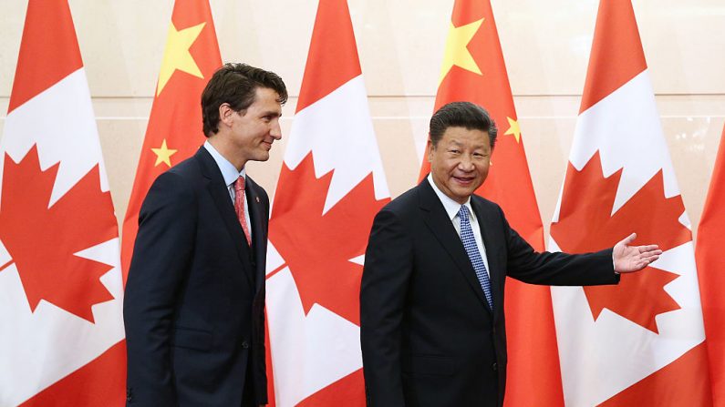 El líder chino Xi Jinping (d) hace un gesto al primer ministro canadiense Justin Trudeau antes de su reunión en la Casa de Huéspedes del Estado de Diaoyutai en Beijing, China, el 31 de agosto de 2016. (Foto de Wu Hong - Pool/Getty Images)