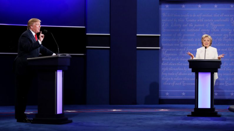 La candidata presidencial demócrata, la exsecretaria de Estado, Hillary Clinton (der.), debate con el candidato presidencial republicano Donald Trump en Las Vegas, Nevada, el 19 de octubre de 2016. (Drew Angerer/Getty Images)